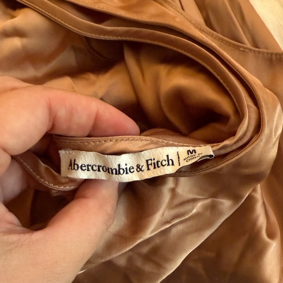 ✨ Abercrombie & Fitch Tan Satin Blouse – Size Medium – EUC ✨ - Picture 2 of 3